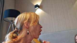 La MILF polonaise amateur Alice Maze en lingerie, bas se masturbe avec un gode