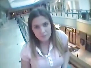 coquine suce en public