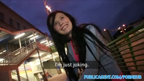 PublicSex Babe saugt und fickt im Dunkeln