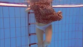 ”Redhead Katka playing underwater”