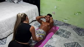 Mi hermanastra interrumpe mi ejercicio, quiere mi polla