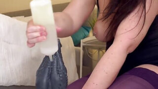 อ้าปากค้าง, กำมือ – สาวมือสมัครเล่นผมบรูเน็ตต์ PAWG โดนกำมือด้วยกำปั้นทางทวารหนัก