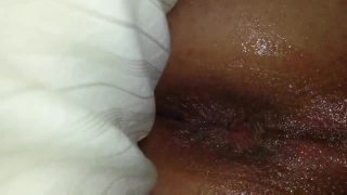 Solo-meisjesvideo van amateurhoer die masturbeert met dildo