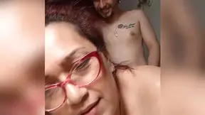 Vecinafollaconsuesposomientrasllamaasuamante