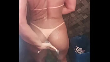 Gostosa exibindo o corpao tomando banho depois do bronzeamento artificial