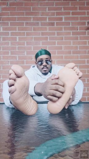 I expose my feet, and I touch them (2025)