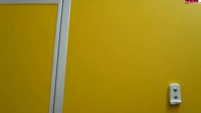 Heiße Action mit Elisa aus Wien: Öffentliche Umkleide-Nacktheit