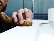 Hombre Maduro con Barba le Da una Buena Mamada al Platano con Corrida de Leche Incluida,Dame tu Poll