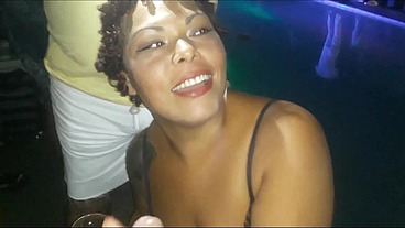 Corno desafia sua amada junto com a Sabrina prezotte a chupar um desconhecido no meio do pagode e finaliza dando o cuzinho