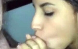 Une Latino qui ce fais baiser et suce une bonne bite apres
