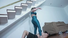 Extreme footgag! Fazendo treino de musculação usando a boca do submisso como step by Lady Snow (part06-06)