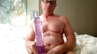 Kåt twink arbejder sin boble-røv åben med en tyk dildo, før han slikker hver eneste centimeter