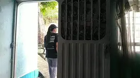 Hot OLDER WOMAN gets a surprise creampie from the delivery guy