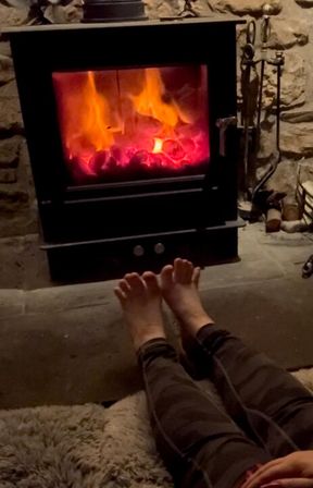 Warm my feet with me