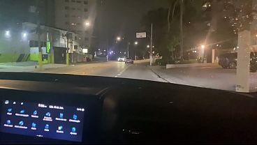 MARIDO CORNO LEVA SUA ESPOSA PARA ACHAR COMEDORES PELA RUA PARA TRANSAR COM ELA