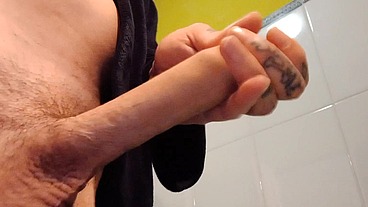DR PUSSY2 - Homem tatuado de pau branco enorme se masturba a pensar na vizinha baixinha rabuda