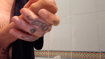 DR PUSSY2 - Homem tatuado de pau branco enorme se masturba a pensar na vizinha baixinha rabuda