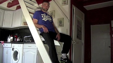 Soupis sniff et lecher les pieds d'un mec poilu