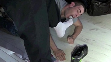 Soupis sniff et lecher les pieds d'un mec poilu