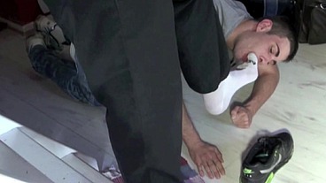 Soupis sniff et lecher les pieds d'un mec poilu