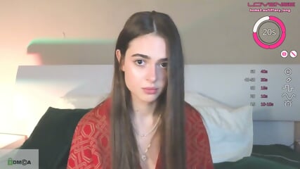 Una Camgirl Cachonda Y Modelo Pecosa Muestra Sus Tetas Y Acaricia Su Coo Sensible Para Suscriptores Curiosos Con Una Sonrisa Traviesa