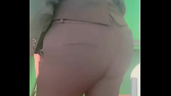 Secretaria culona milf latina mexicana culona se quita todo su uniforme en la oficina de su trabajo y muestra todo su culo y su vagina durante su trabajo Big BUTT BIG ass