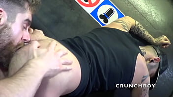 beau mec barbu bais&eacute_ apr un mec tatou&eacute_ dominateur