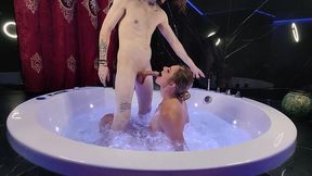 couple amateur francais - baise romantique avec une jolie fille trans dans un jacuzzi