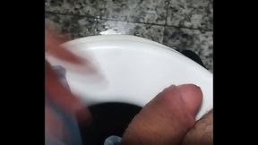 Mostrando o pau no banheiro do Supermercado
