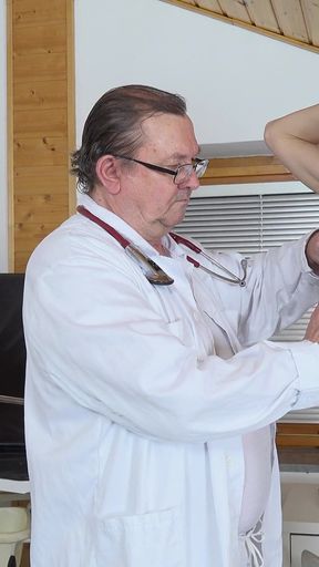 Vaginal Temperature Measurement of Hot Skinny Mature Gwen Cortez