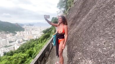 Crotalada Pública Desafia Limites Na Favela De Rio