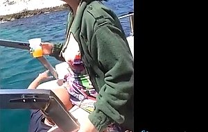 Le pote la prend sur le bateau