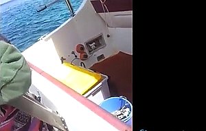 Le pote la prend sur le bateau