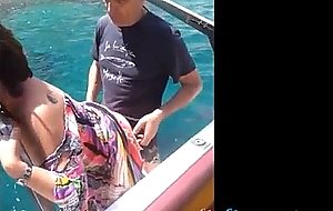 Le pote la prend sur le bateau