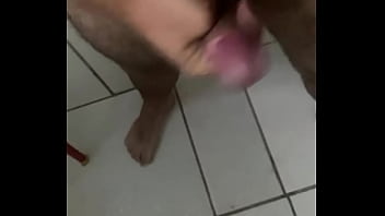 Batendo uma punheta gostosa