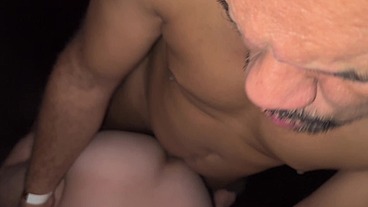 Sexo grupal cru no glory hole do Dédalos e o novinho ficou lotado de leite por três ativos