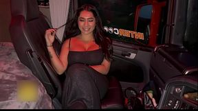 ME FOLLO A UN CONDUCTOR DE CAMIONES MIENTRAS HAC&Iacute_A AUTO STOP Y LE DEJ&Oacute_ CORRERSE EN MI CO&Ntilde_O- YASMINA KHAN