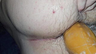 Franse daddybeer met dikke ronde billen wordt gefingerd, gefist en keihard met een dildo geneukt.