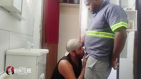Ficou esperando o trabalhador no banheiro e ganhou rola