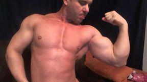 Sexy Daddy Plays on Cam  Showing His Muscle and Flexing