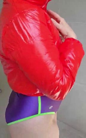 Amateur babe in a swimsuit shows off her round ass