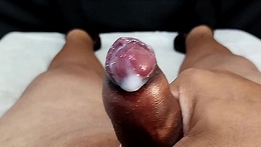 Gozando depois que a novinha me deixou excitado com sua buceta molhadinha enquanto brincava