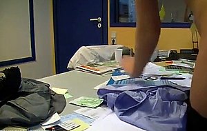 Heie deutsche sekretrin in schwarzen strapsen bekommt creampie