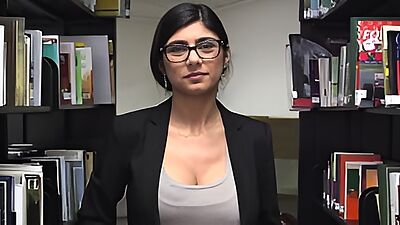 Here is Mia Khalifa's sexy body up close... I hope you like it! (mk13825)