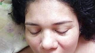 Vadia safada recebe uma penetração anal profunda depois de uma mamada molhada