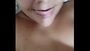 Limpando o mel do meu vibrador e gozando mais.