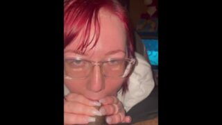 아마추어 온리팬스 MILF PAWG가 남자의 성기를 빨아주는 POV 영상