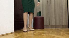 HER TIRED FEET AND PANTYHOSE AFTER HARD WORKING DAY - MOV HD