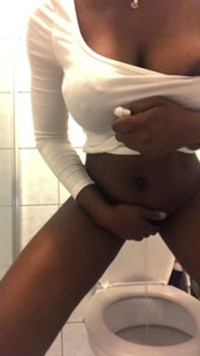 Striping and washing my hands with my pee ✨😏golden shower