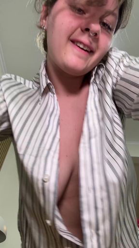 OnlyFans teen shows off her tits